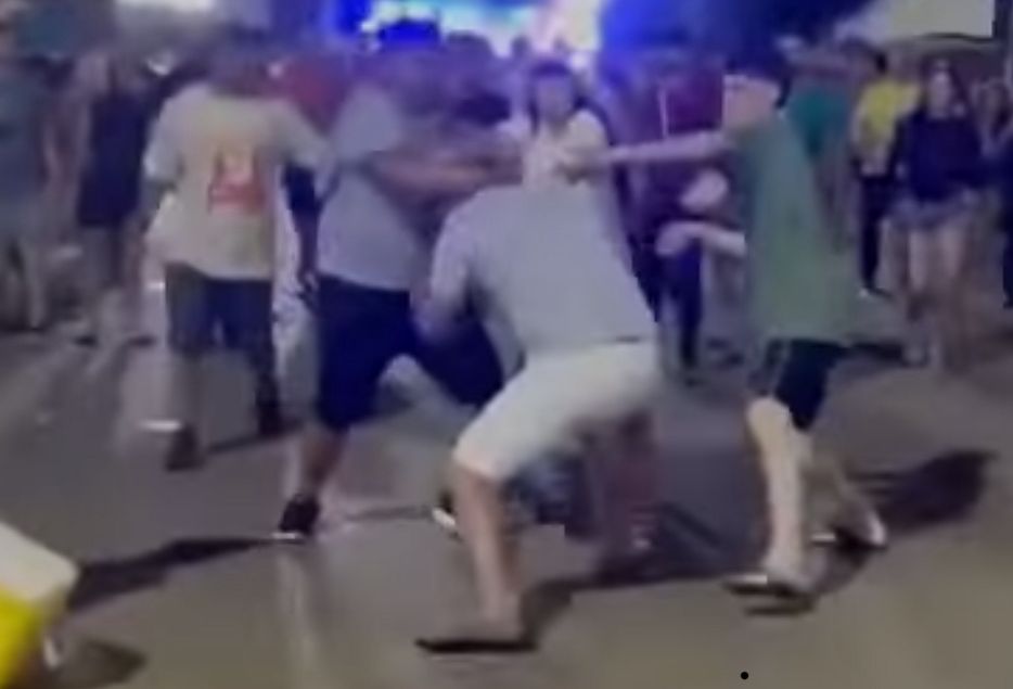 Carnaval perigoso: Vereador de Porto Velho apanha na avenida, possivelmente de credores