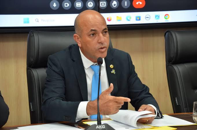 Deputado Ismael Crispin dá a entender que tem alguma coisa a ver com obra, sem ter colocado um único centavo nela